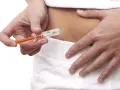 Dłoń przygotowuje zastrzyk z lekiem Neoparin, który jest często stosowany w profilaktyce zakrzepicy.