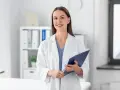 Lekarz rodzinny może wypisać leki od psychiatry, jeśli ma odpowiednie uprawnienia i pacjent posiada skierowanie. Uśmiechnięta lekarka z dokumentacją.