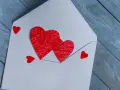 Koperta z sercami, symbol miłości. Czy to początek pięknej relacji, czy może subtelny love bombing?