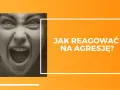 Twarz kobiety krzyczy, pokazując zęby. Obok napis: "Jak reagować na agresję?".
