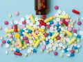 Rozsypane tabletki i kapsułki w różnych kolorach. Czy internista może wystawić receptę na psychotropy?