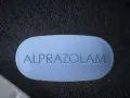 Niebieska tabletka z napisem ALPRAZOLAM. Zastanawiasz się, ile godzin działa afobam?