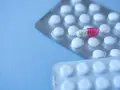 Dwie blistry z białymi tabletkami i jedną kapsułką z różowymi granulkami. Czy to lek Lorafen?