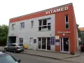 Budynek kliniki medycznej Vitamed i Gastromed w Bydgoszczy z parkingiem dla pacjentów.