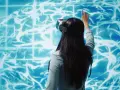 Kobieta w goglach VR dotyka wirtualnego mózgu, szukając sposobów na poprawę samopoczucia psychicznego.