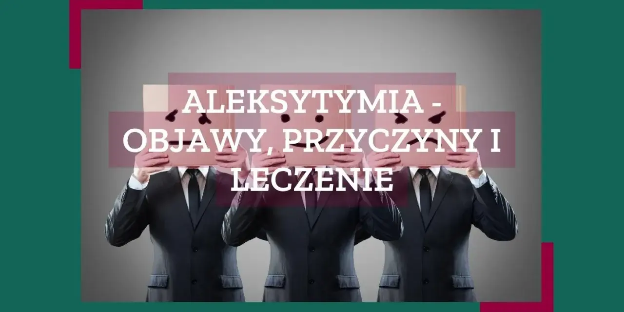 Trzech mężczyzn w garniturach trzyma kartony z uśmiechniętymi buźkami, symbolizując aleksytymia - co to za stan?