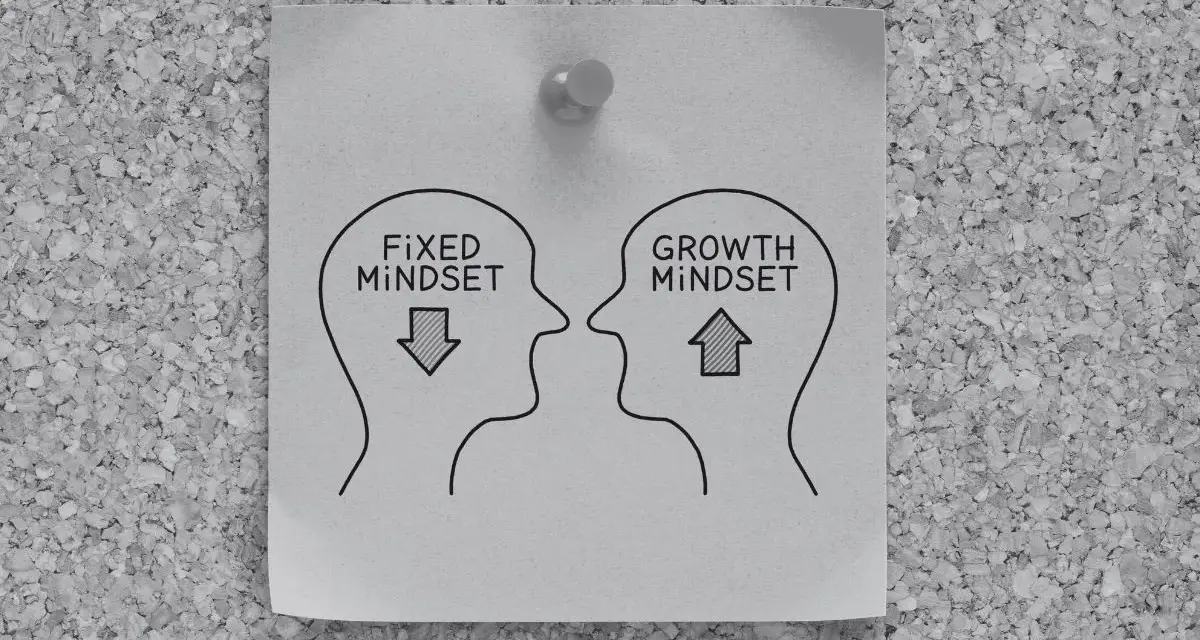 Dwie głowy, jedna z "fixed mindset" i strzałką w dół, druga z "growth mindset" i strzałką w górę. Pokazuje, co ile lat zmienia się charakter człowieka.