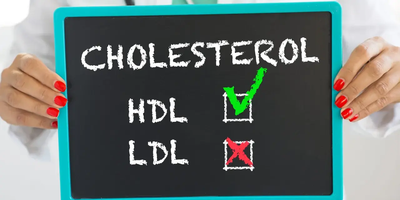 Tablica z napisem "CHOLESTEROL", HDL zaznaczone zielonym ptaszkiem, LDL czerwonym krzyżykiem. Czy wysoki cholesterol zawsze wymaga leków?