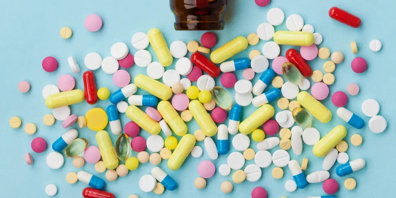 Rozsypane tabletki i kapsułki w różnych kolorach. Czy internista może wystawić receptę na psychotropy?