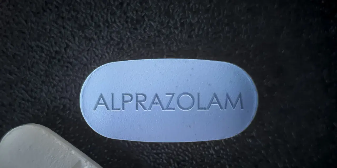 Niebieska tabletka z napisem ALPRAZOLAM. Zastanawiasz się, ile godzin działa afobam?