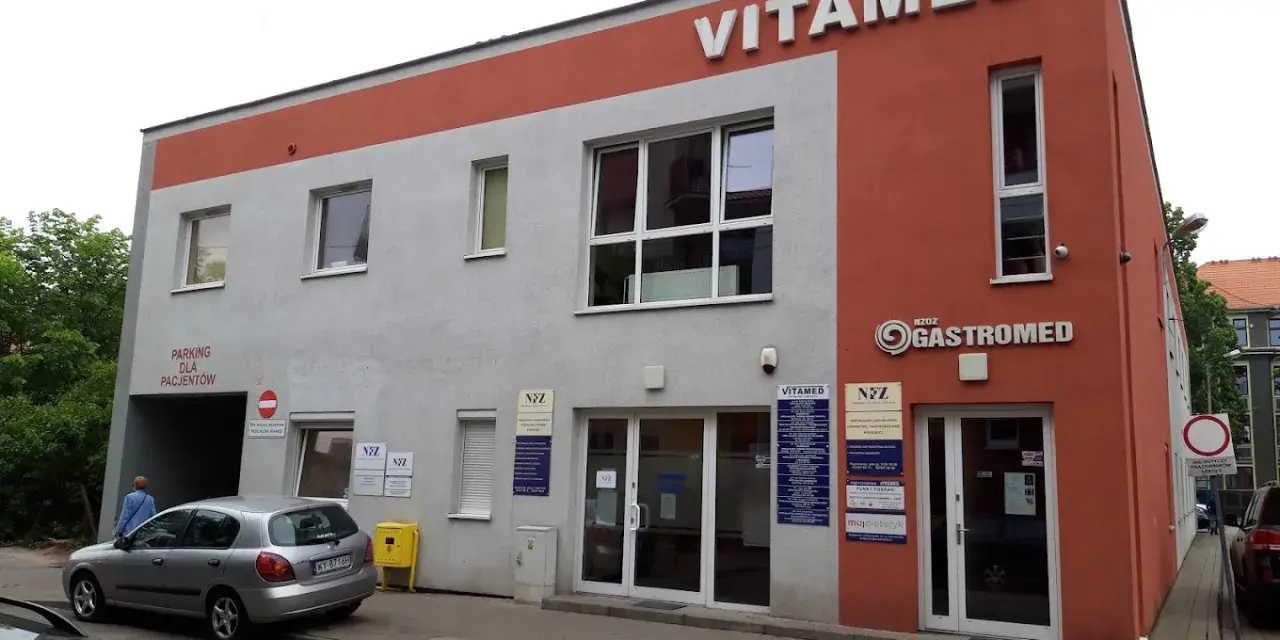 Budynek kliniki medycznej Vitamed i Gastromed w Bydgoszczy z parkingiem dla pacjentów.
