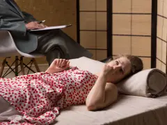 Kobieta na kozetce u terapeuty, zamyślona. Czy to nimfoman? Co to znaczy?