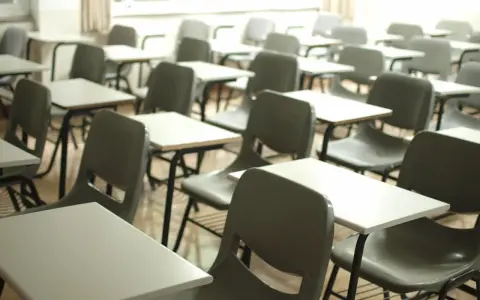 Fobia szkolna objawy: Jak rozpoznać lęk przed szkołą u dziecka