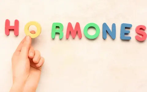 Zaburzenia hormonalne objawy skórne – co mogą oznaczać dla zdrowia?