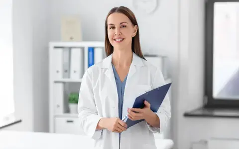 Lekarz rodzinny może wypisać leki od psychiatry, jeśli ma odpowiednie uprawnienia i pacjent posiada skierowanie. Uśmiechnięta lekarka z dokumentacją.