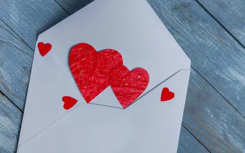 Koperta z sercami, symbol miłości. Czy to początek pięknej relacji, czy może subtelny love bombing?