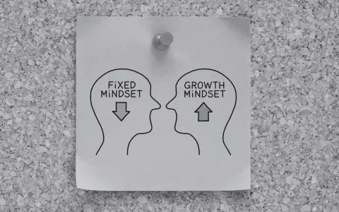 Dwie głowy, jedna z "fixed mindset" i strzałką w dół, druga z "growth mindset" i strzałką w górę. Pokazuje, co ile lat zmienia się charakter człowieka.