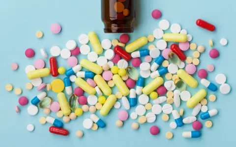 Rozsypane tabletki i kapsułki w różnych kolorach. Czy internista może wystawić receptę na psychotropy?