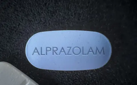 Niebieska tabletka z napisem ALPRAZOLAM. Zastanawiasz się, ile godzin działa afobam?