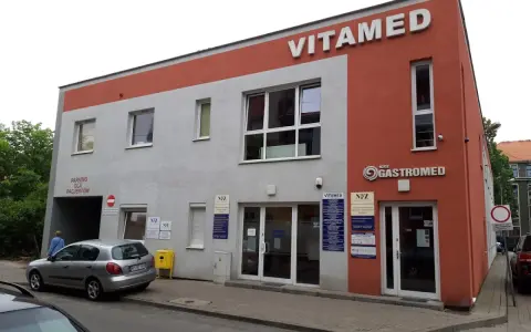 Budynek kliniki medycznej Vitamed i Gastromed w Bydgoszczy z parkingiem dla pacjentów.