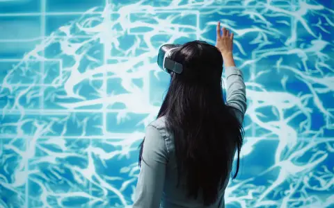 Kobieta w goglach VR dotyka wirtualnego mózgu, szukając sposobów na poprawę samopoczucia psychicznego.
