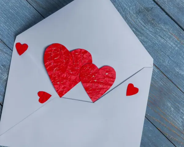 Koperta z sercami, symbol miłości. Czy to początek pięknej relacji, czy może subtelny love bombing?