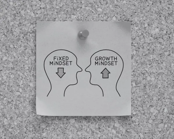 Dwie głowy, jedna z "fixed mindset" i strzałką w dół, druga z "growth mindset" i strzałką w górę. Pokazuje, co ile lat zmienia się charakter człowieka.
