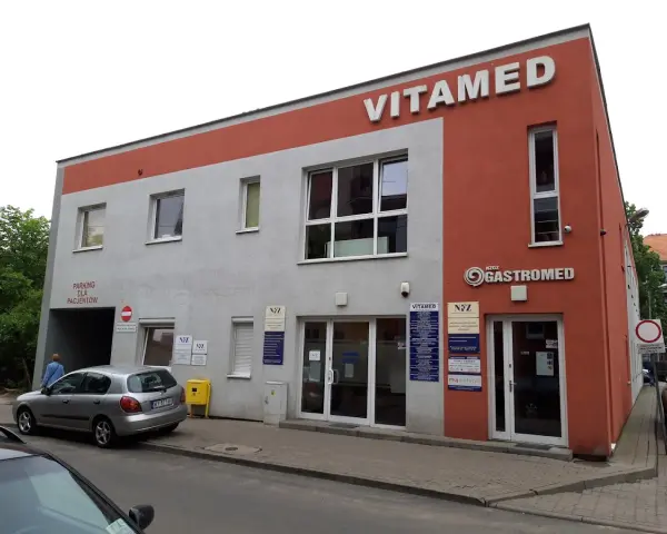 Budynek kliniki medycznej Vitamed i Gastromed w Bydgoszczy z parkingiem dla pacjentów.