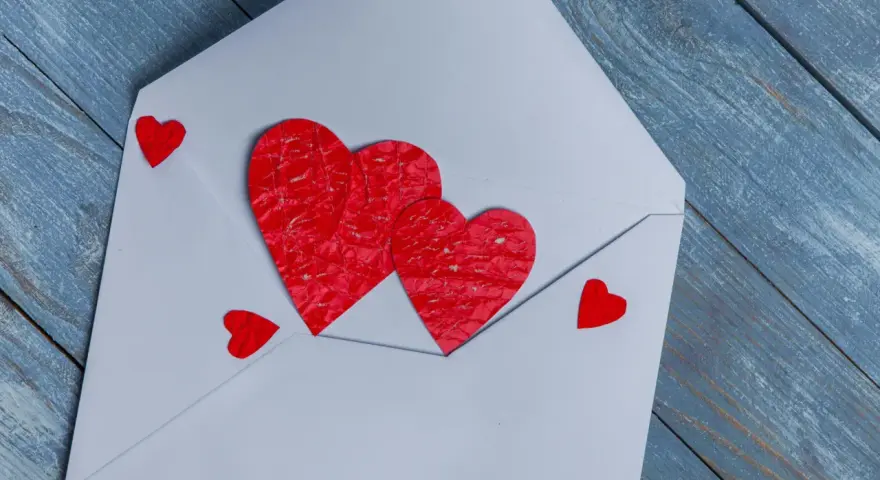 Koperta z sercami, symbol miłości. Czy to początek pięknej relacji, czy może subtelny love bombing?