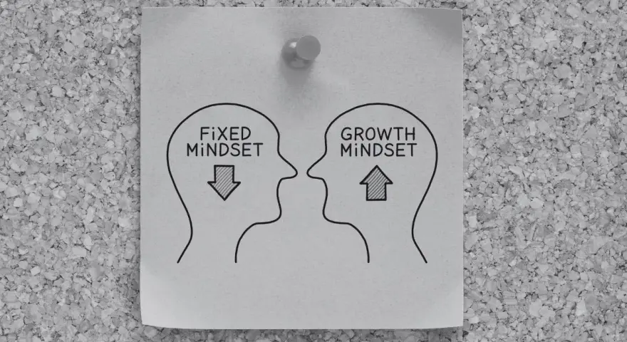 Dwie głowy, jedna z "fixed mindset" i strzałką w dół, druga z "growth mindset" i strzałką w górę. Pokazuje, co ile lat zmienia się charakter człowieka.