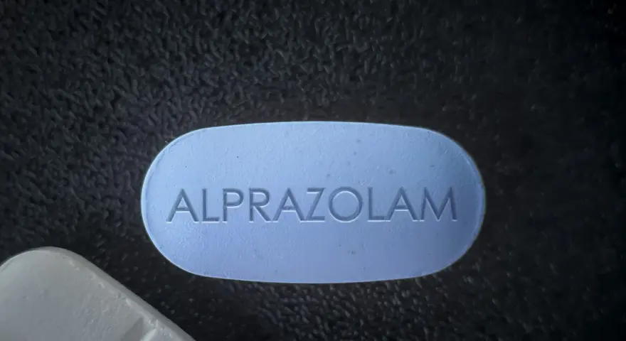 Niebieska tabletka z napisem ALPRAZOLAM. Zastanawiasz się, ile godzin działa afobam?