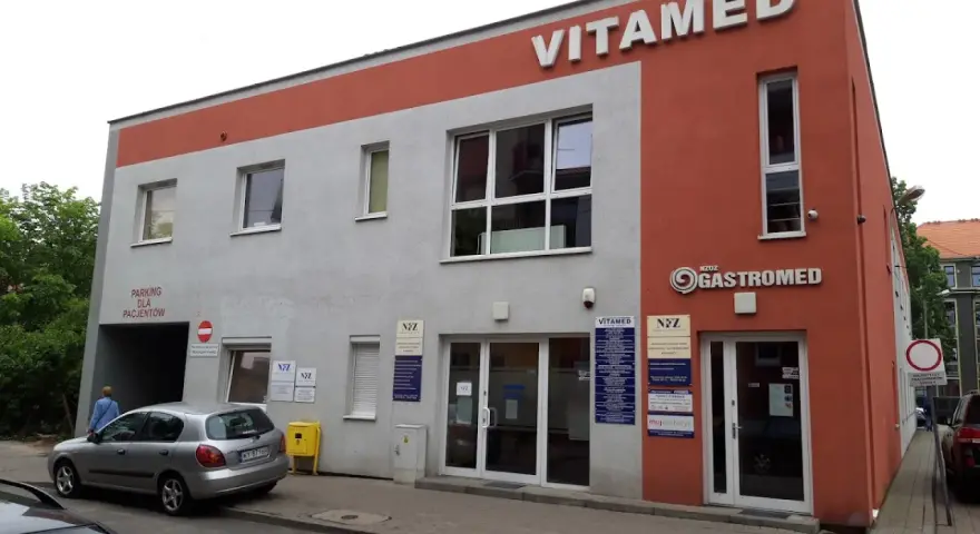 Budynek kliniki medycznej Vitamed i Gastromed w Bydgoszczy z parkingiem dla pacjentów.