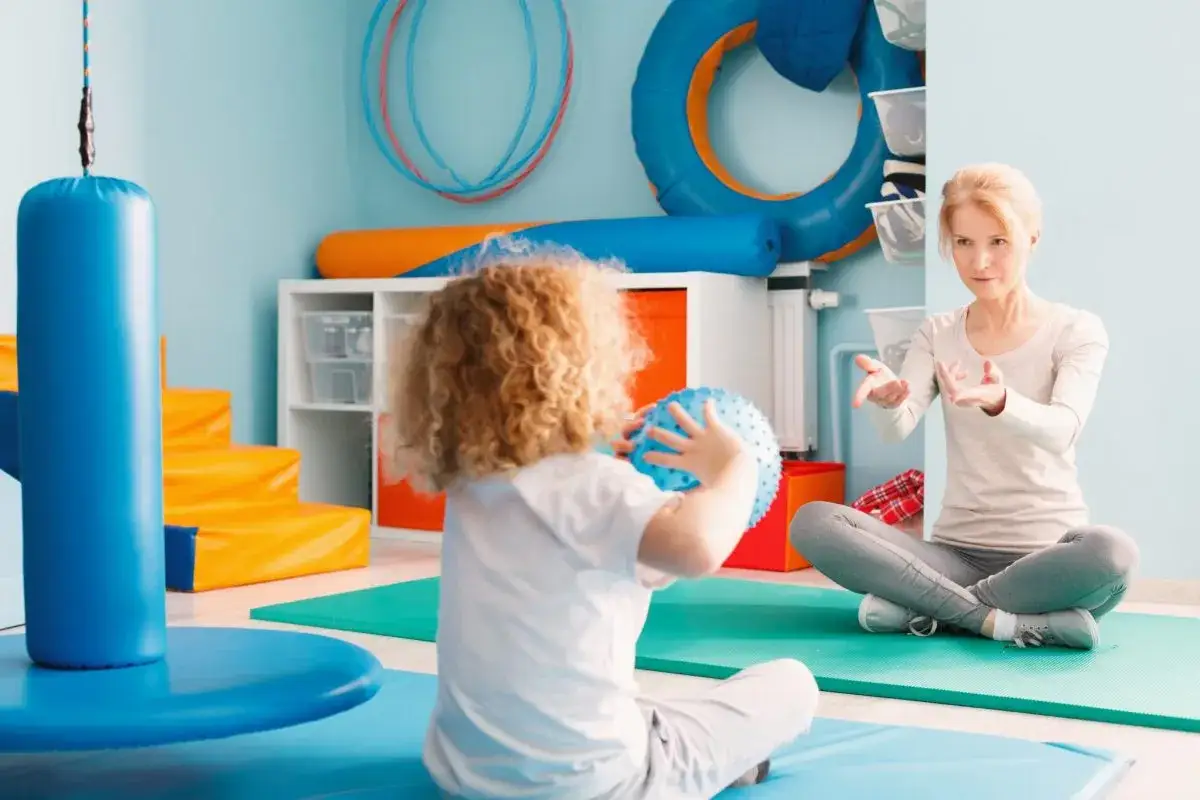 Terapia z piłką i kolorowymi sprzętami. Czy zaburzenia si można wyleczyć? Tak, dzięki odpowiedniej rehabilitacji.