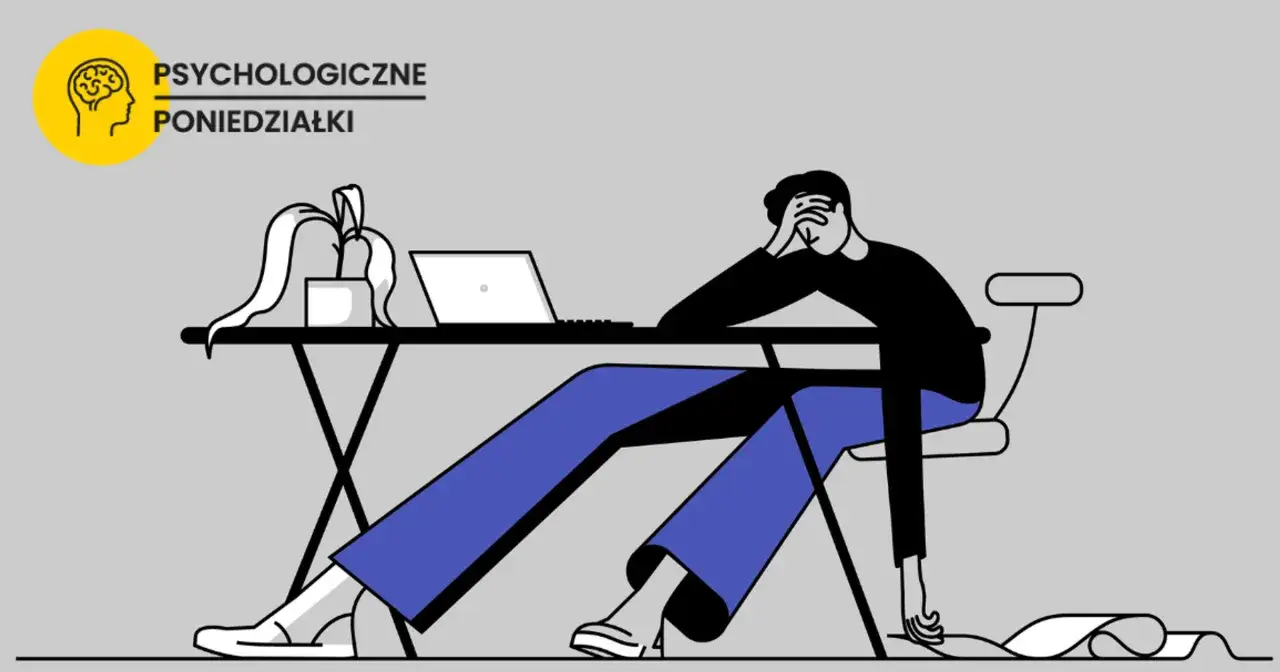 Zrezygnowany człowiek przy biurku z laptopem, z ręką na czole. Czy to prokrastynacja, co to jest?