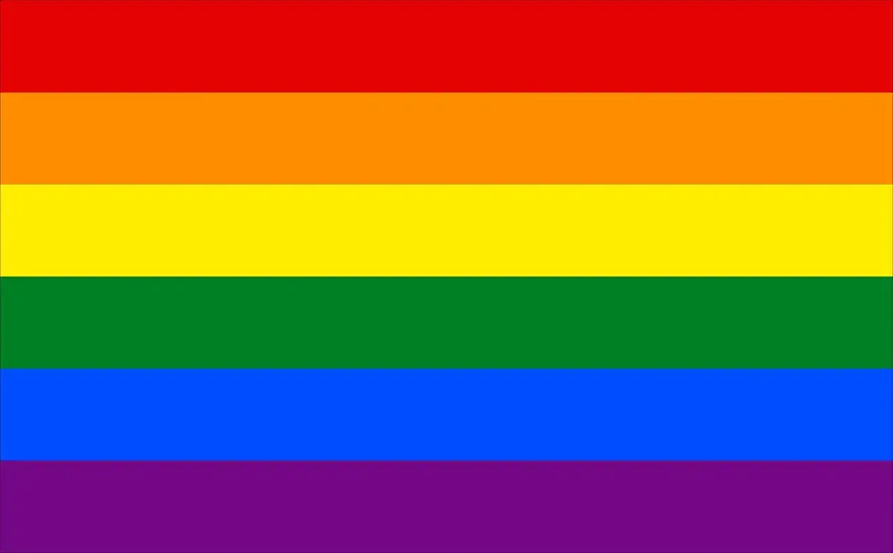 Tęczowa flaga, symbol akceptacji i miłości, przypomina, że co to pansexual to otwartość na różne osoby.