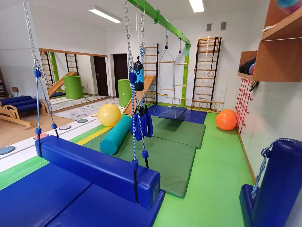 Sala do terapii SI z huśtawkami, materacami i piłkami. Tu można odpowiedzieć na pytanie: czy zaburzenia SI można wyleczyć.