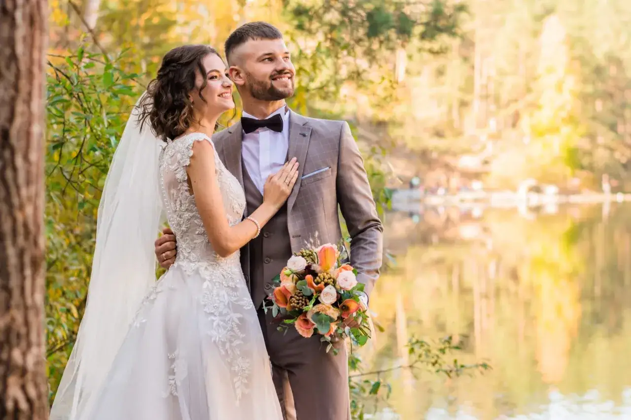 Para młoda w otoczeniu jesiennej przyrody, symbolizująca co to jest monogamia i wspólne życie.